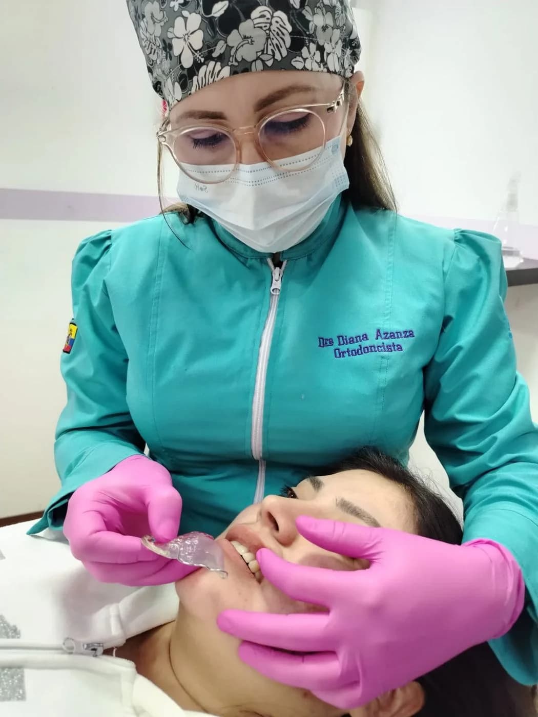 Dra. Diana Azanza trabajando en Arte Dental, Latacunga